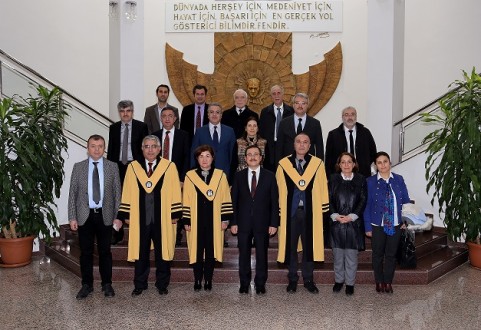 Unvanda Yükselen Öğretim Üyelerine Cübbeleri Giydirildi