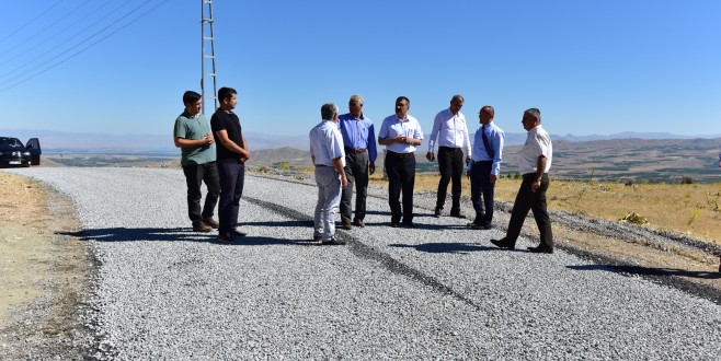 ÜZÜMLÜ MAHALLESİNİN YOLLARI ASFALTLANDI
