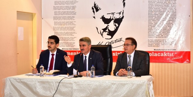 Vali Baruş, Akçadağ İlçesinde Muhtarlarla Toplantı Düzenledi