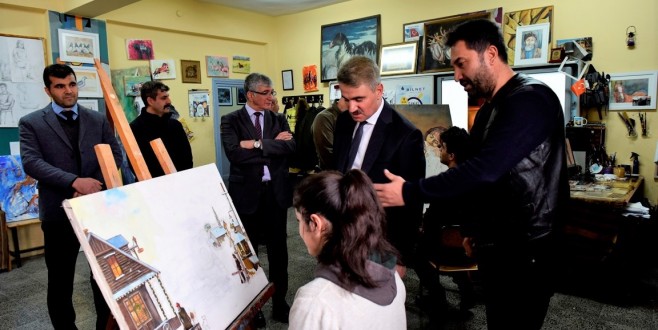 Vali Baruş, İki Liseyi Ziyaret Ederek Öğrencilerle Bir Araya Geldi