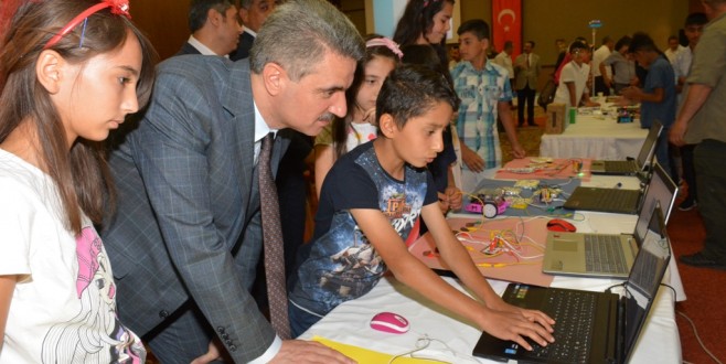 Vali Baruş, Kuluncak Kodlama Etkinliğine Katıldı