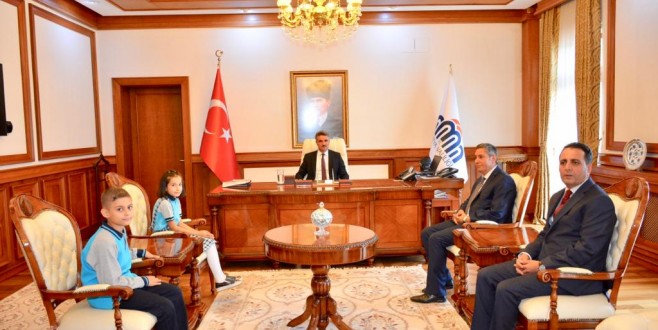 Vali Baruş, Öğrencileri Makamında Kabul Etti