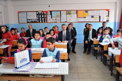 Vali Baruş, Öğrencilerin Karne Sevincini Paylaştı