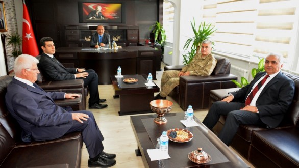 Vali Kaban Hekimhan&#039;da Muhtarlar İle Bir Araya Geldi