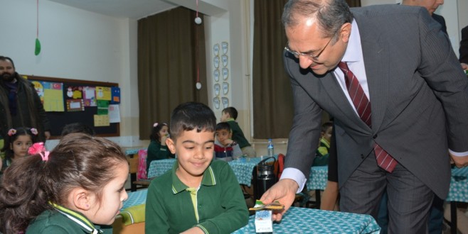 Vali Kaban, Öğrencilere Süt Ve Kuru Üzüm Dağıttı