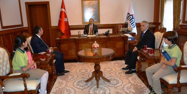 Vali Kaban Öğrencileri Makamında Kabul Etti