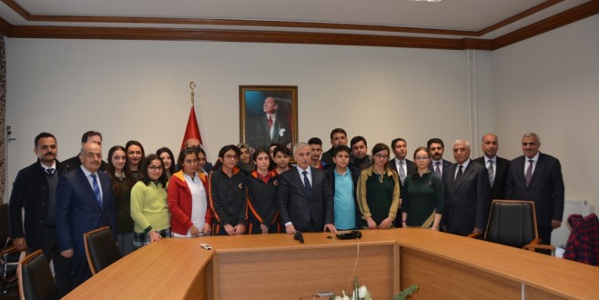 VALİ KAMÇI, TEOG BİRİNCİLERİNİ VE KOÇ ÖĞRETMENLERİNİ ÖDÜLLENDİRDİ
