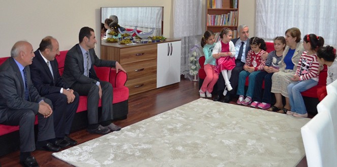 VALİ KAMÇI VE EŞİ ÇOCUKLARIN MUTLULUĞUNA ORTAK OLDU
