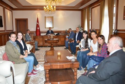 Vali Toprak, İlimizde Kız Öğrencilerimizi Yurt Konusunda Mağdur Etmedik, Etmeyeceğiz