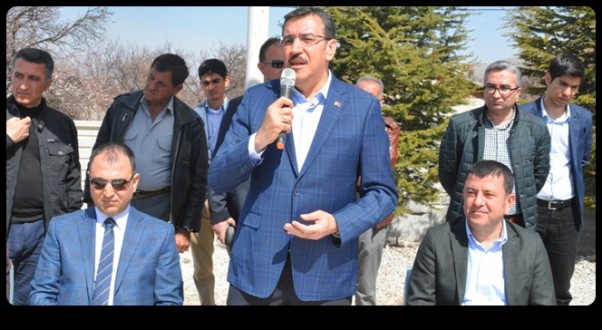 Vali Toprak, İyi Ki Türkiye Cumhuriyeti Devletimizin Şemsiyesi Altında  Yaşıyoruz