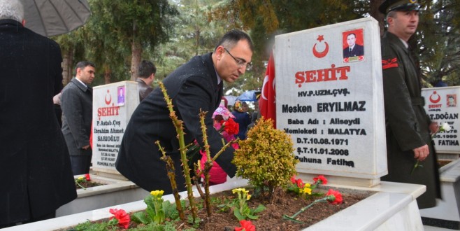 Vali Toprak, Şehitliği Ziyaret Etti