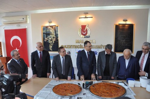 Vali’ye “Kömbe”li karşılama