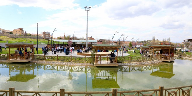 Vatandaşlar, Hafta Sonu Tatilinde Tarihi Mekanlara Akın Etti