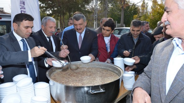 YAKLAŞIK 1000 KİŞİYE AŞURE İKRAMI YAPILDI
