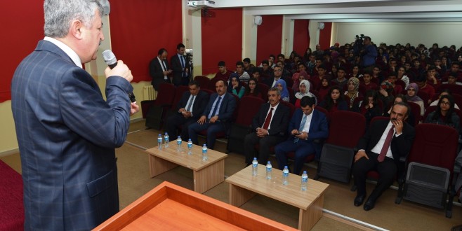 "Yeni Türkiye'nin En Büyük Gücü Donanımlı ve Bilgili Gençliktir"