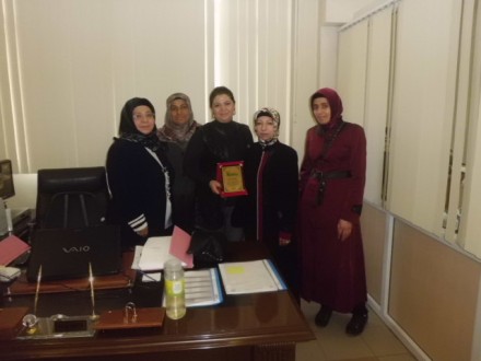 Yeşiltepeli kadınlardan vakıf müdürüne plaket