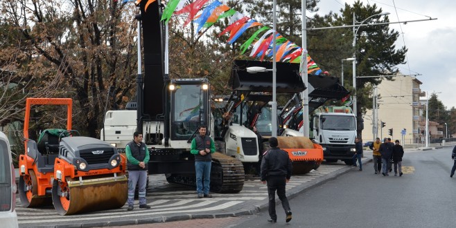 YEŞİLYURT BELEDİYESİ 10 ADET İŞ MAKİNESİ DAHA ALARAK ARAÇ FİLOSUNU GÜÇLENDİRDİ