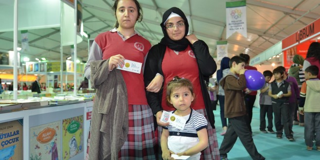 Yeşilyurt Belediyesi 5. Anadolu Kitap Fuarında 4.500 Öğrenciye Hediye “Kitap Çeki” Verdi