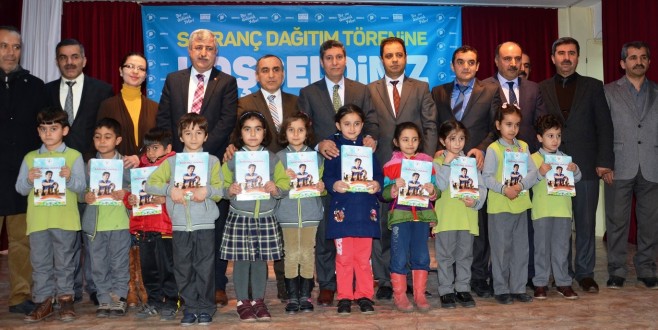 Yeşilyurt Belediyesi İlkokul Birinci Sınıf Öğrencilerine Satranç Takımı Dağıtıyor