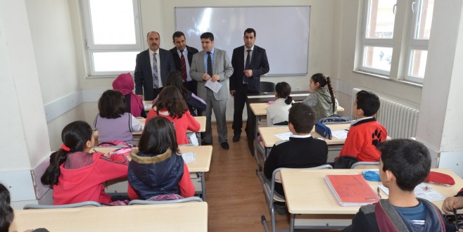 YEŞİLYURT BELEDİYESİ’NDEN SURİYELİ ÖĞRENCİLERE KIRTASİYE YARDIMI