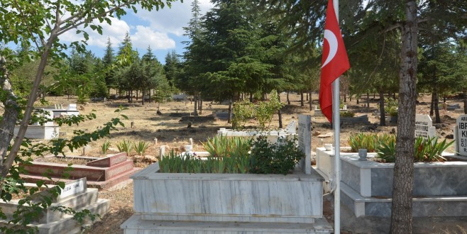 YEŞİLYURT’TA BAYRAM ÖNCESİ MEZARLIKLARDA TEMİZLİK VE ÇEVRE DÜZENLEMESİ