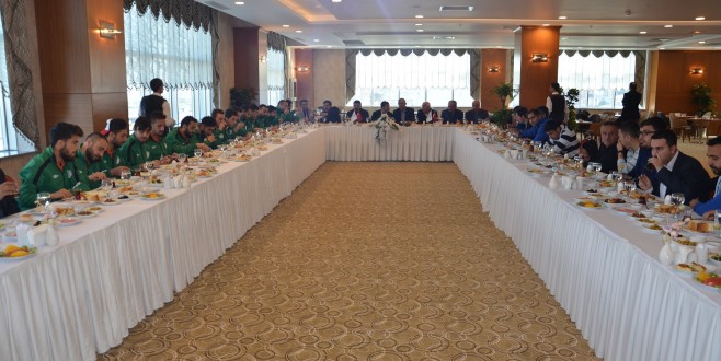 YEŞİLYURTSPOR'A İKİNCİ YARI ÖNCESİNDE DİVAL OTEL'DEN MORAL YEMEĞİ