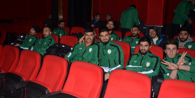 YEŞİLYURTSPOR FUTBOL TAKIMI SİNEMADA STRES ATTI