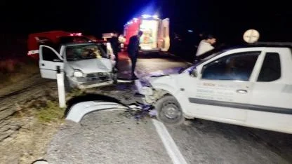 ARGUVAN YOLUNDA 2 OTOMOBİL KAFA KAFAYA ÇARPIŞTI