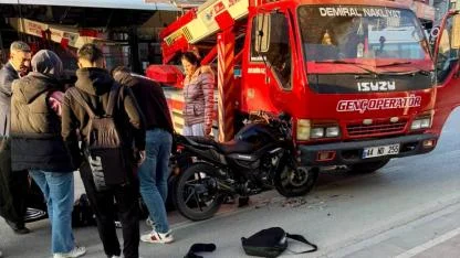 BATTALGAZİ’DE VİNÇ İLE MOTOSİKLET ÇARPIŞTI