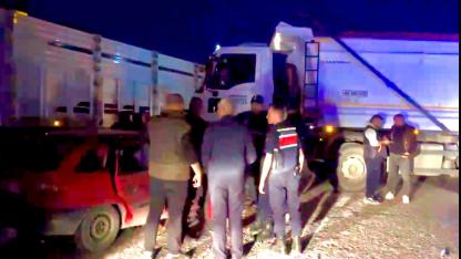 HAFRİYAT KAMYONU İLE OTOMOBİL ÇARPIŞTI