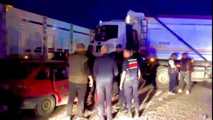 HAFRİYAT KAMYONU İLE OTOMOBİL ÇARPIŞTI