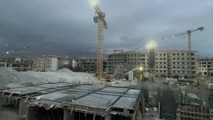 İNŞAATTA 2 KİŞİ YÜKSEKTEN DÜŞEREK YARALANDI