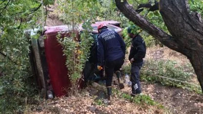 KONTROLDEN ÇIKAN PİKAP ŞARAMPOLE DÜŞTÜ