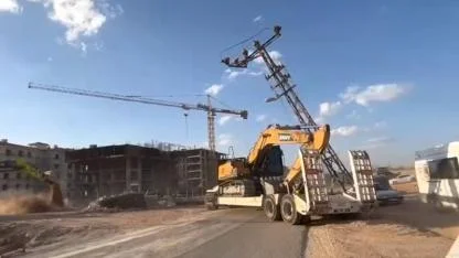 MALATYA’DA İŞ MAKİNESİ YÜKLÜ TIR ELEKTRİK DİREĞİNE ÇARPTI