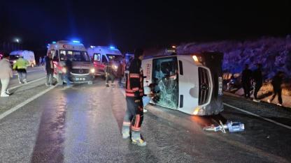 ÖĞRENCİ GEZİ MİNİBÜSÜ DEVRİLDİ:  1’İ AĞIR 14 KİŞİ YARALANDI