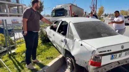TIRIN SIKIŞTIRDIĞI OTOMOBİL KAZA YAPTI