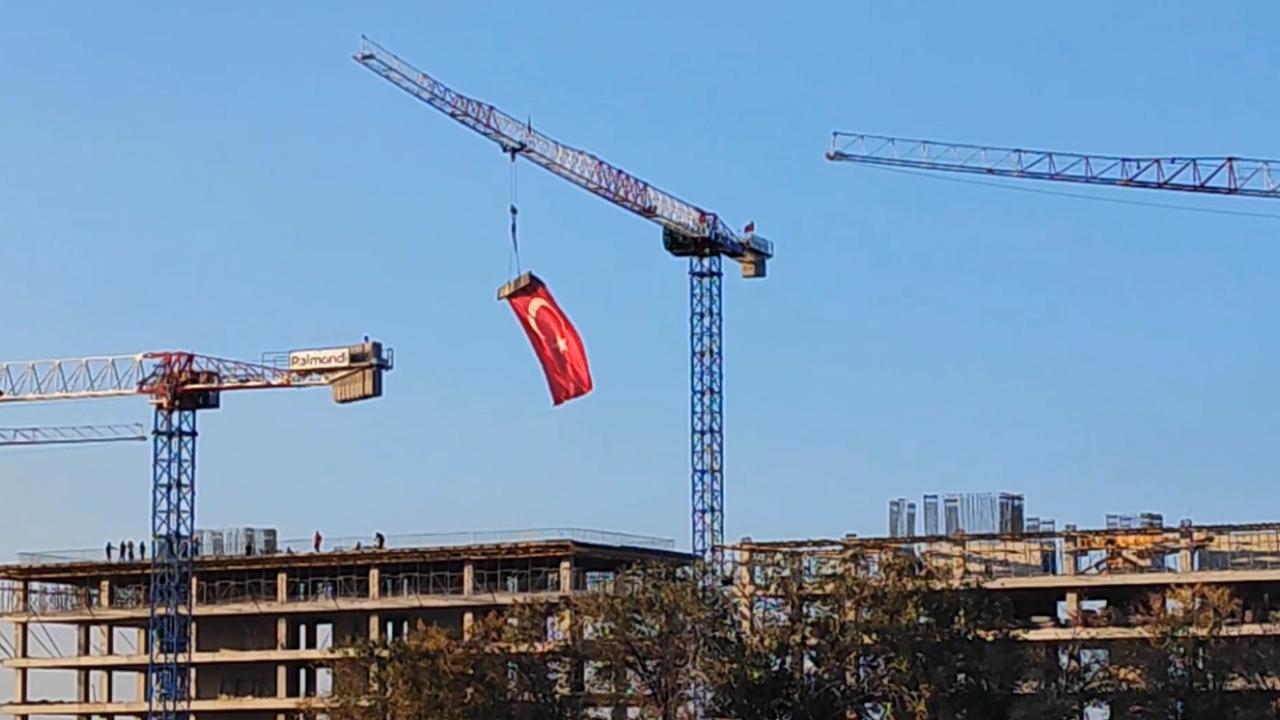 VİNÇ OPERATÖRÜ 29 EKİM’İ BÖYLE KUTLADI