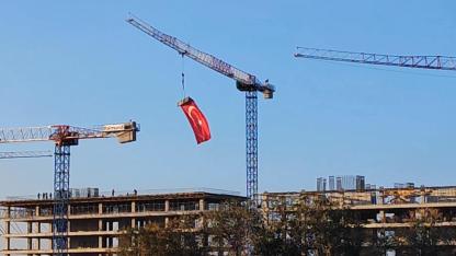VİNÇ OPERATÖRÜ 29 EKİM’İ BÖYLE KUTLADI