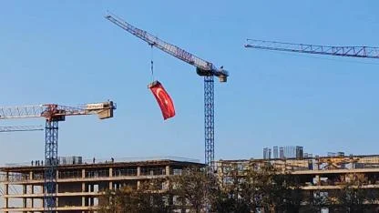 VİNÇ OPERATÖRÜ 29 EKİM’İ BÖYLE KUTLADI