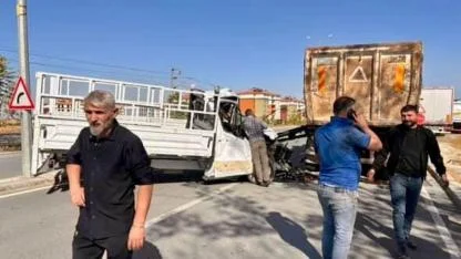 YAKINCA’DA PİKAPLA HAFRİYAT KAMYONU ÇARPIŞTI