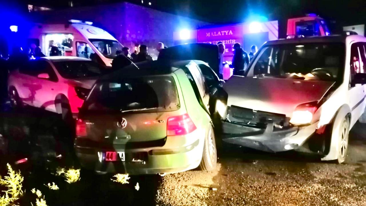 YAKINCA’DA ZİNCİRLEME KAZADA 2 KİŞİ YARALANDI