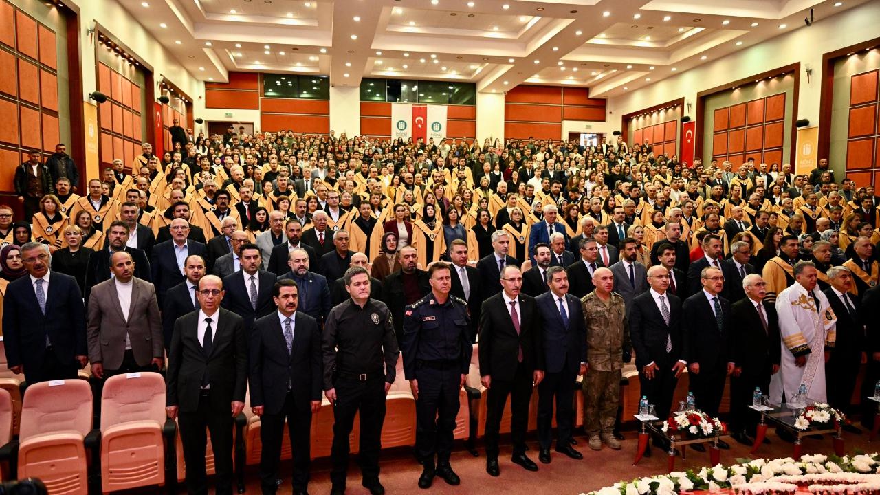 “ANAYASA HUKUKU DEVLETİN MEŞRUİYETİNİ VE BİREYİN ONURUNU BİRLİKTE YAŞATIR”