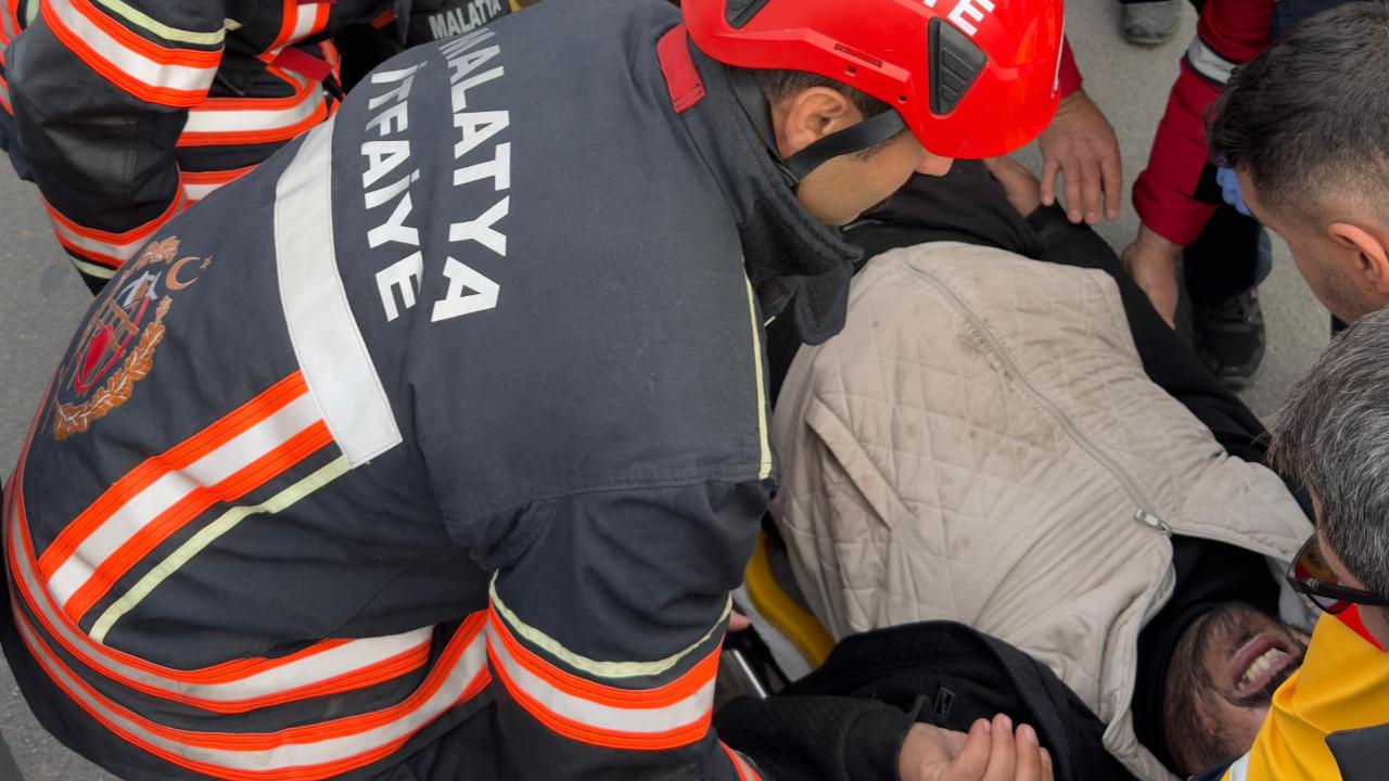 ARAÇTA SIKIŞAN SÜRÜCÜ YARALANDI