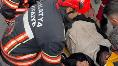 ARAÇTA SIKIŞAN SÜRÜCÜ YARALANDI