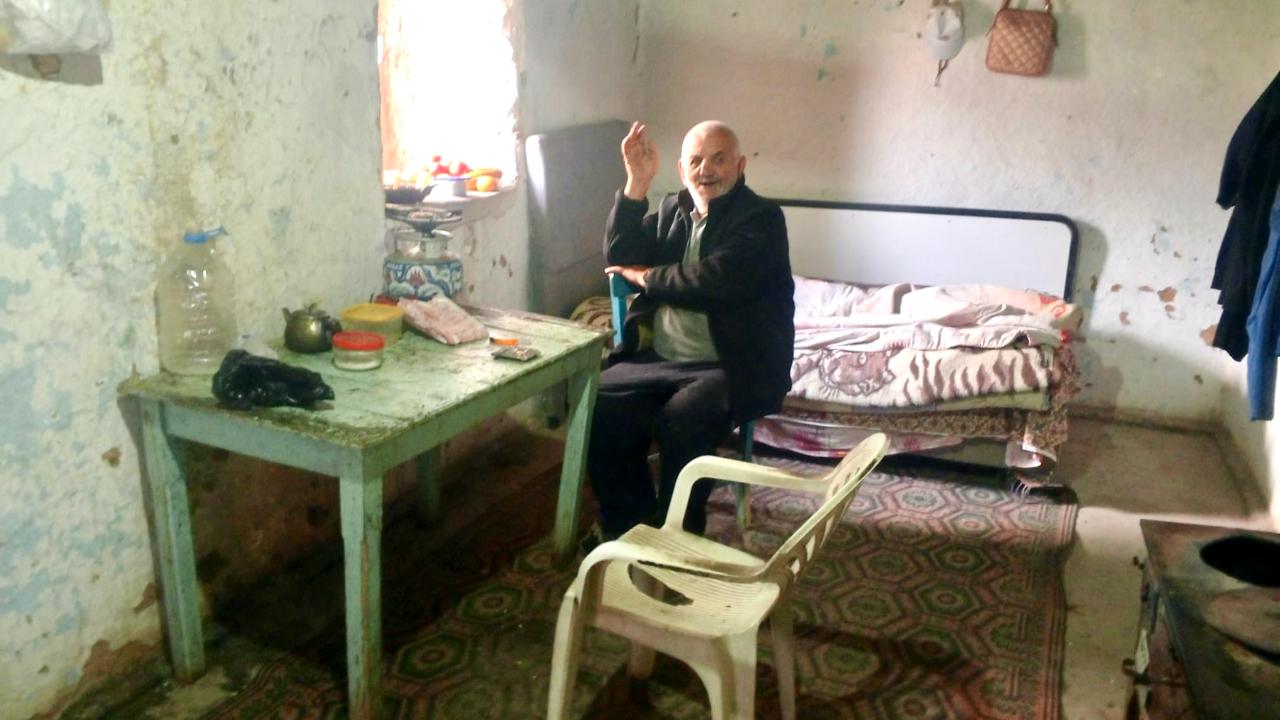 DEPREMZEDE HÜSEYİN AMCA YIKIK EVİNDE YAŞAM MÜCADELESİ VERİYOR