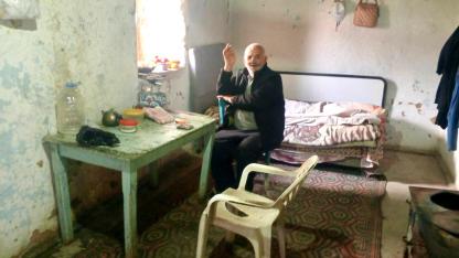 DEPREMZEDE HÜSEYİN AMCA YIKIK EVİNDE YAŞAM MÜCADELESİ VERİYOR