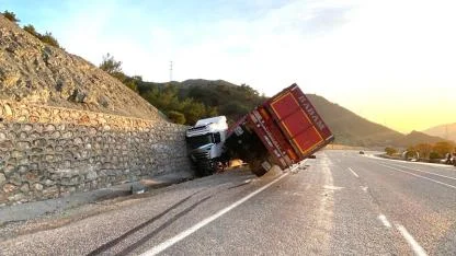 DOĞANŞEHİR ERKENEK’TE TIR DEVRİLDİ