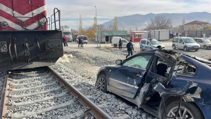 DOĞANŞEHİR’DE TREN, OTOMOBİLE ÇARPTI