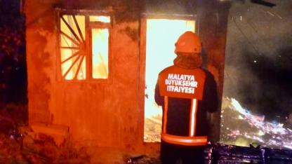 HEKİMHAN’DA BARAKA YANGINI KORKUTTU