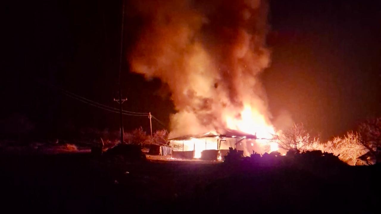 HEKİMHAN’DA BİR EV TAMAMEN YANDI